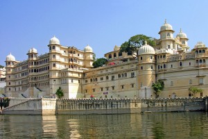 1024px-City_Palace_of_Udaipur-1.jpg