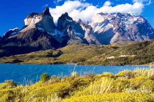 1024px-Cuernos_del_Paine_from_Lake_Pehoé.jpg