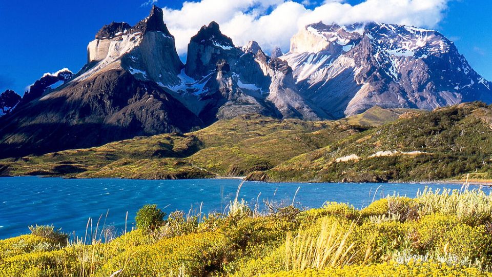 1024px-Cuernos_del_Paine_from_Lake_Pehoé.jpg